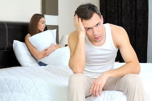 een man is boos over pathologische afscheiding als hij opgewonden is