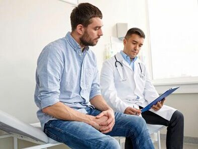 De arts zal de man helpen de oorzaak van pathologische afscheiding uit de urethra te bepalen
