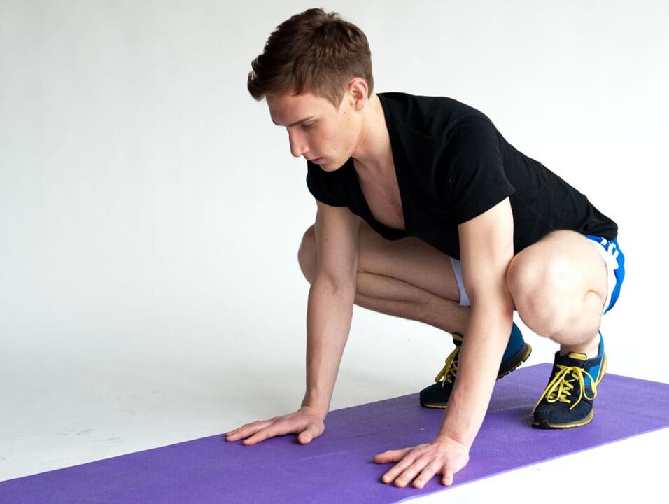 Oefening Kikker voor het trainen van de spieren van het bekkengebied van een man